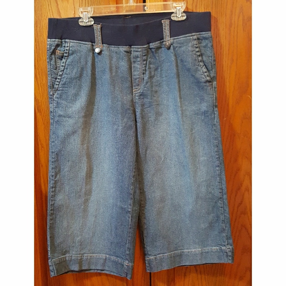 ANNOUNCEMENT. MATERNITY. DENIM CAPRI PULLUP